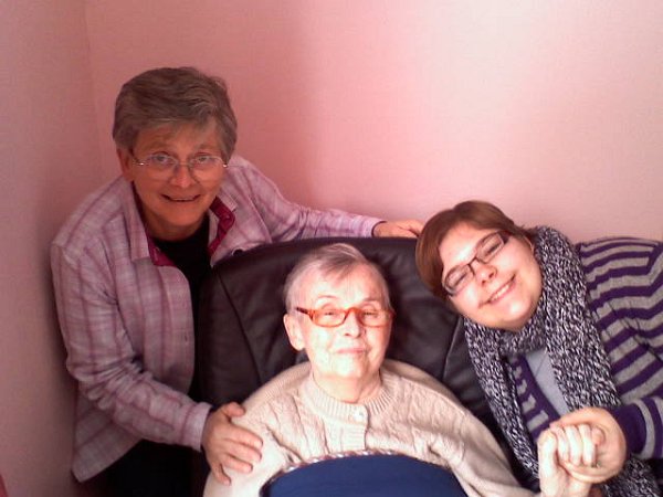 2010 - Marie-Francoise Falisse avec Elise et Elodie.jpg